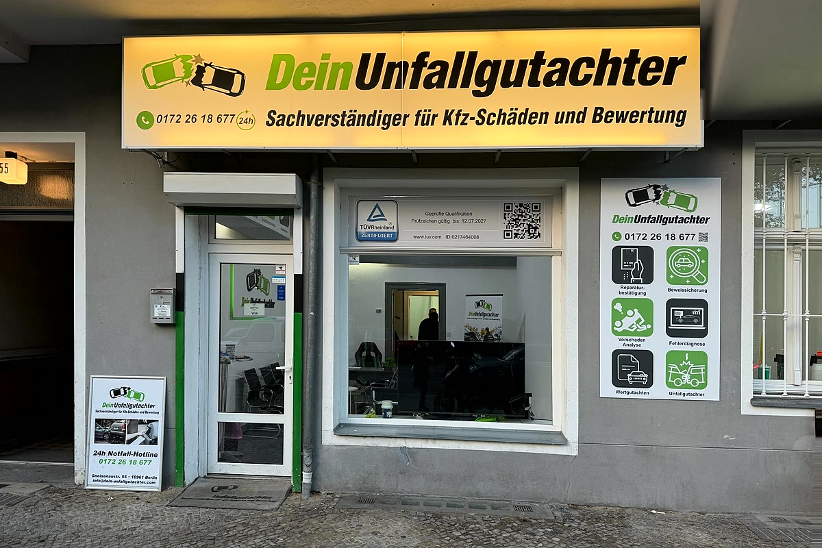 Unser Büro in der Gneisenaustraße 55 in Berlin-Kreuzberg mit beleuchtetem Ladenschild von Dein Unfallgutachter